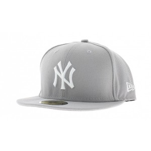 Une casquette New Era de couleur grise logotypée New-York. 